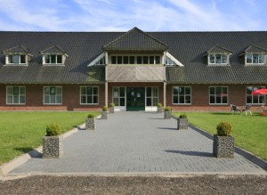 Manege Drenthe, aan de rand van Assen met restaurant