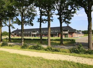 Manege Drenthe, aan de rand van Assen met restaurant